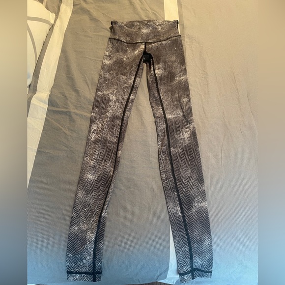 Lululemon leggings Size 2 Like New - Picture 2 of 4